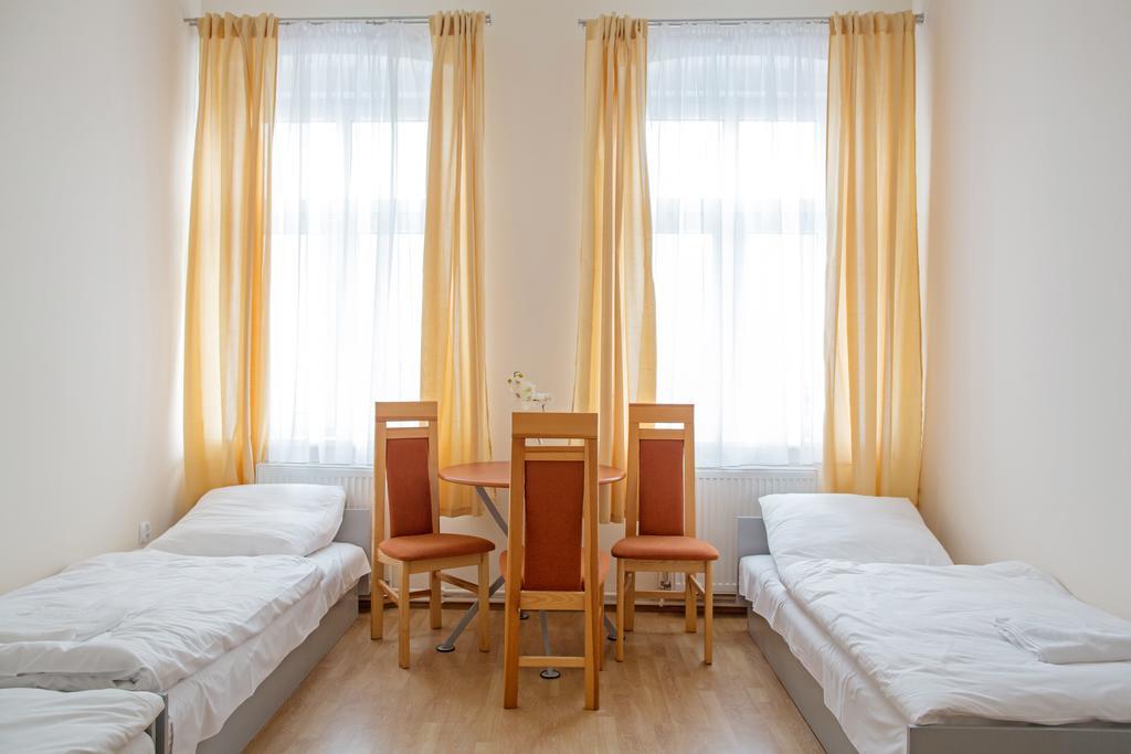 Lew Hostel Inowroclaw Room photo